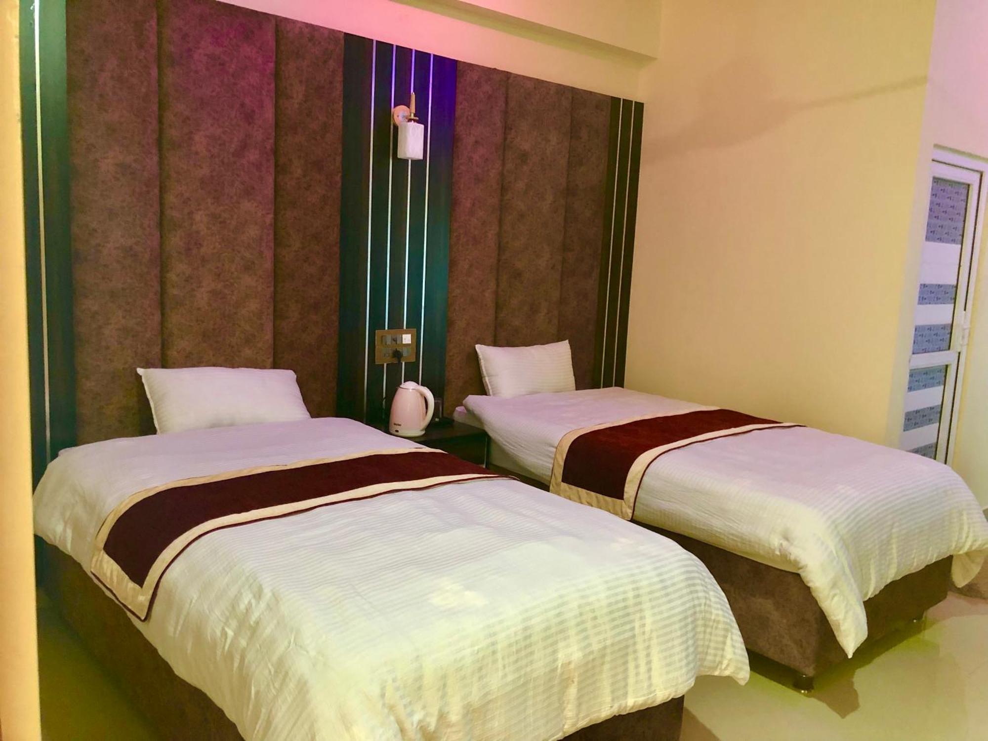 Hotel Hot Pot, Dhangadhi Bagian luar foto