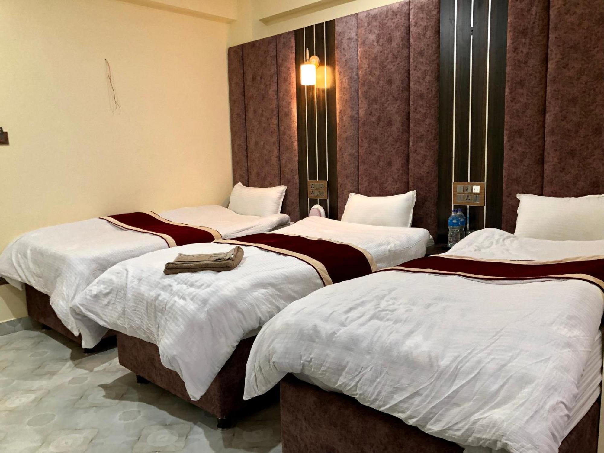 Hotel Hot Pot, Dhangadhi Bagian luar foto